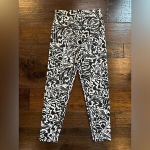 Aerie Black and White Patterned Leggings- size Large